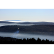 Fernblick über die Großschanze im Brunndöbratal (Vogtland Arena) zum Český Les (Dylen 940 m)