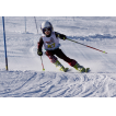 Nachwuchsportler in rasanter Fahrt auf der Skiwelt-Rennstrecke