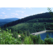 Blick über die Staumauer (erb. 1974 - 82) im Tal der Zwickauer Mulde zum Auersberg