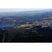 Stadt Eibenstock; oberhalb der stadtnahen Bucht Hotel Am Bühl