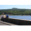 Talsperre Přísečnice (Staudamm für Radler frei) mit Jeleni hora (993 m)