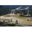 Vorbei an der Bergstation der Piste 1/2 geht es wieder ins Tal.