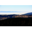 Blick über die Wolkendecke im Ohřetal zum Slavskovsky Les