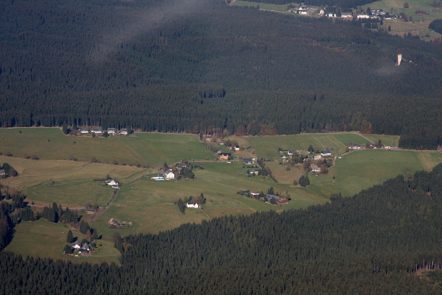 Ortsteil Jugel; Start/Ende Kammloipe (im Bild oben)