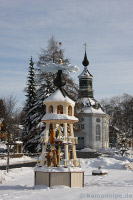 Weihnachtspyramide und Rundkirche