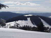 Blick vom Aschberg über das alpine Skiareal Bublava/ČR und das Ohřetal zum Slavkovski Les (Kaiserwald)